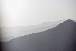 Bild von im Dunst sich auflösenden Berglandschaften in den Bergen des Antiatlas Gebirges in Marokko