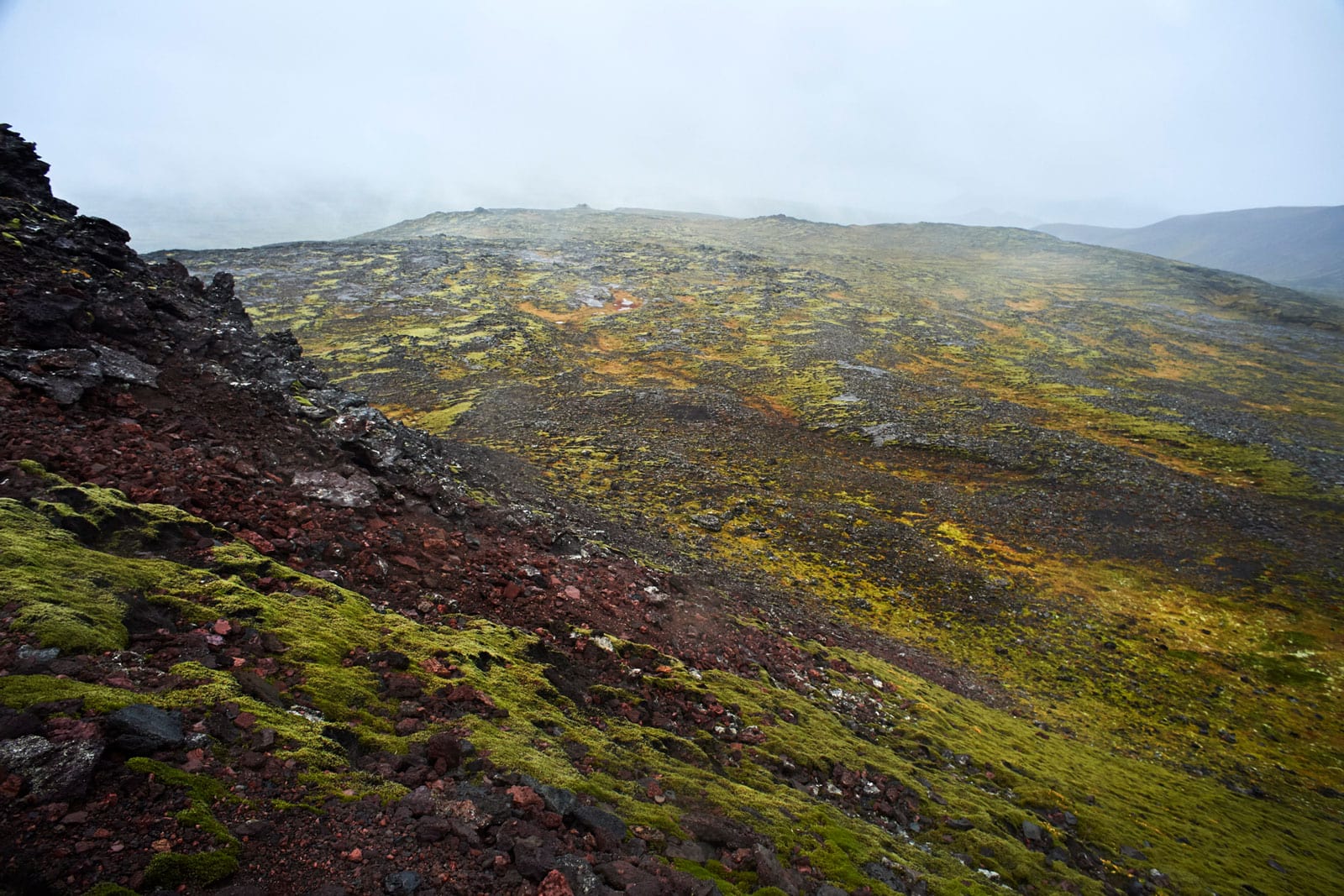 gelbgrün braune Landschaft am fusse eines Vulkans
