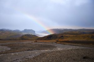 Regenbogen über Gletscherlandschaft