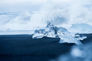 geschmolzene Eisbrocken am Meeresstrand