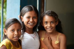 Portrait dreier brasilianischer Schulmädchen