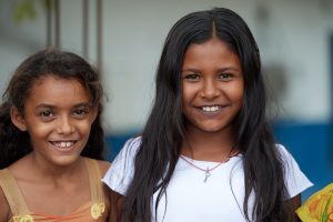 Portrait zweier brasilianischer Schulmädchen