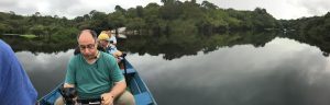 Foto zeigt ein Filmteam in einem Boot auf dem Rio Negro
