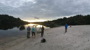 Foto einer Vierergruppe, bei aufgehender Sonne am Ufer der Rio Negro