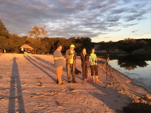 Foto einer Vierergruppe, bei sehr schräg stehender Sonne am Ufer der Rio Negro