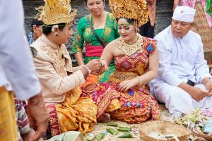 Foto einer balinesischen Hochzeit bei der Ringer Verteilung