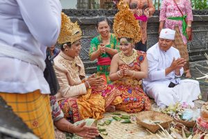 Foto einer balinesischen Hochzeit kurz vor der Ringer Verteilung