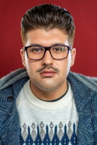 Portrait von einem jungen Mann mit Hornbrille