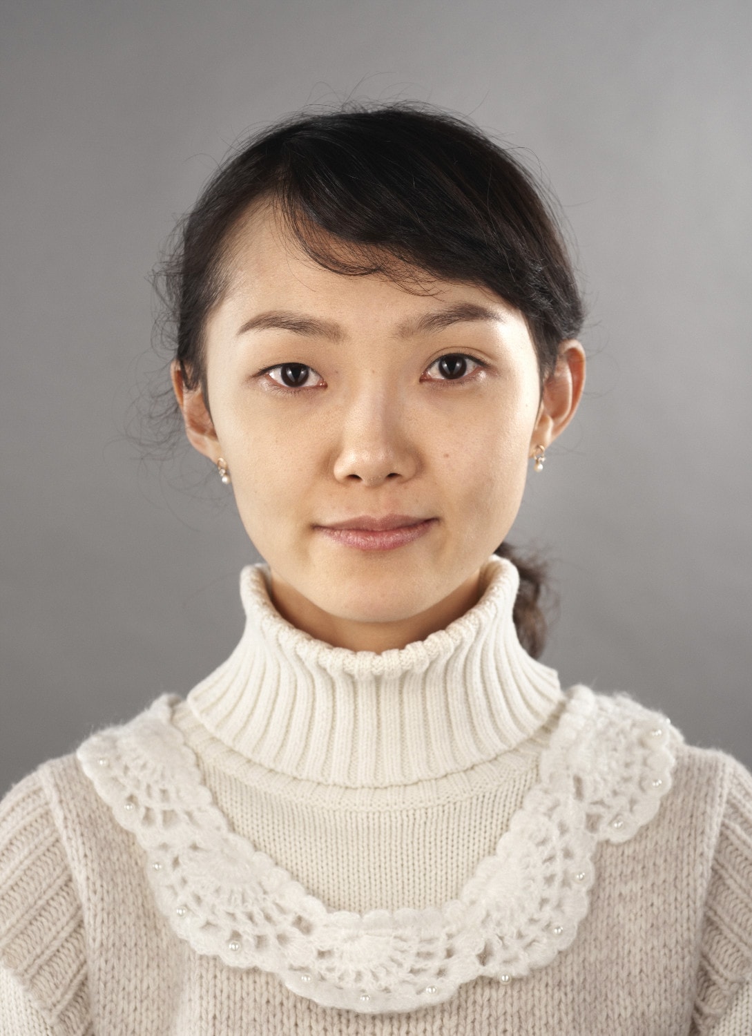 Portrait einer jungen Koreanerin in weißen Pullover