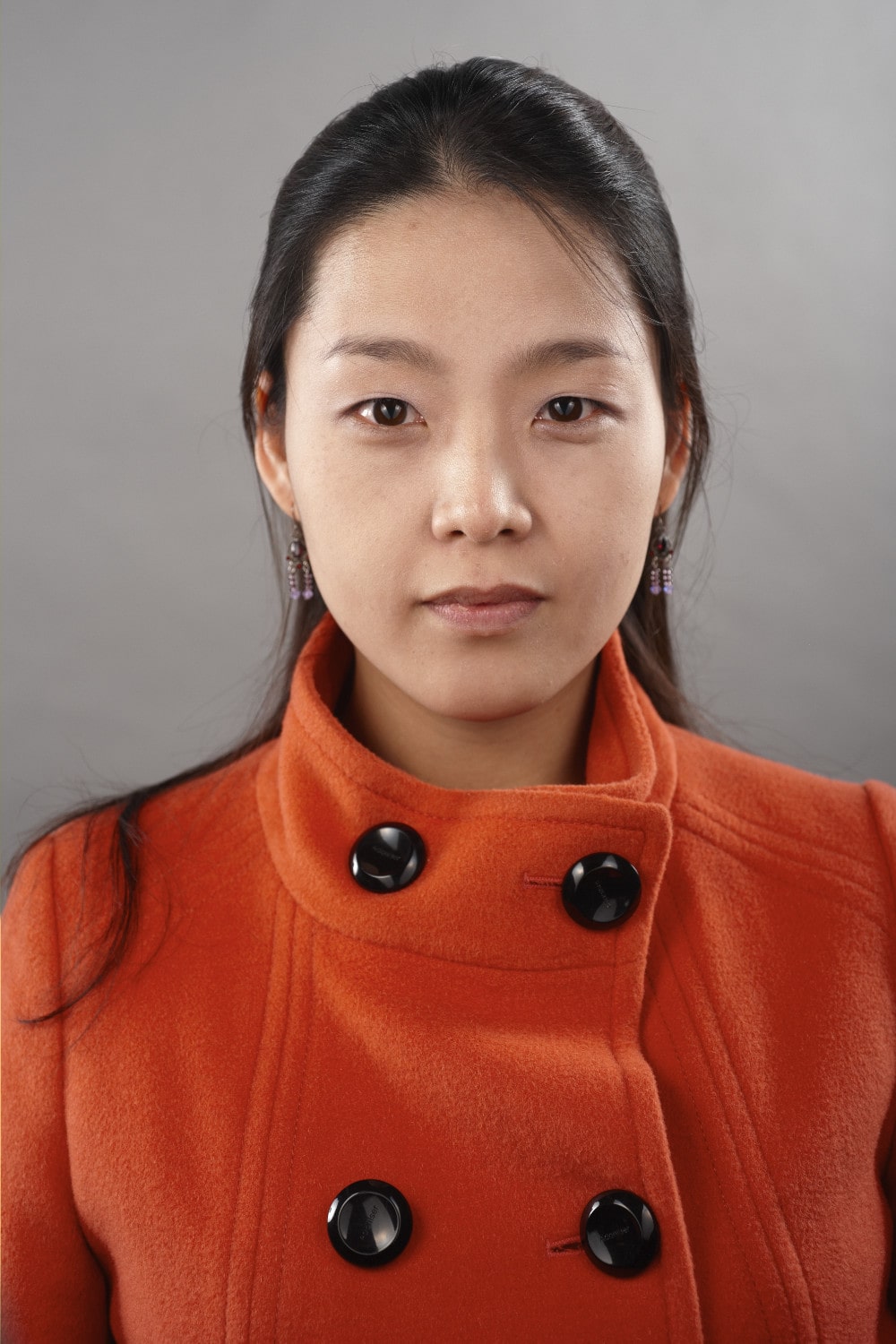 Portrait einer jungen koreanischen Frau im roten Mantel