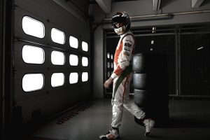 Portrait einen Formel 1 Fahrer im Fahrerlager