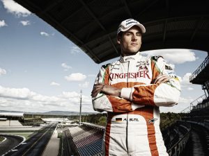 Portrait Adrian Sutil Formel 1 Fahrer auf Tribüne