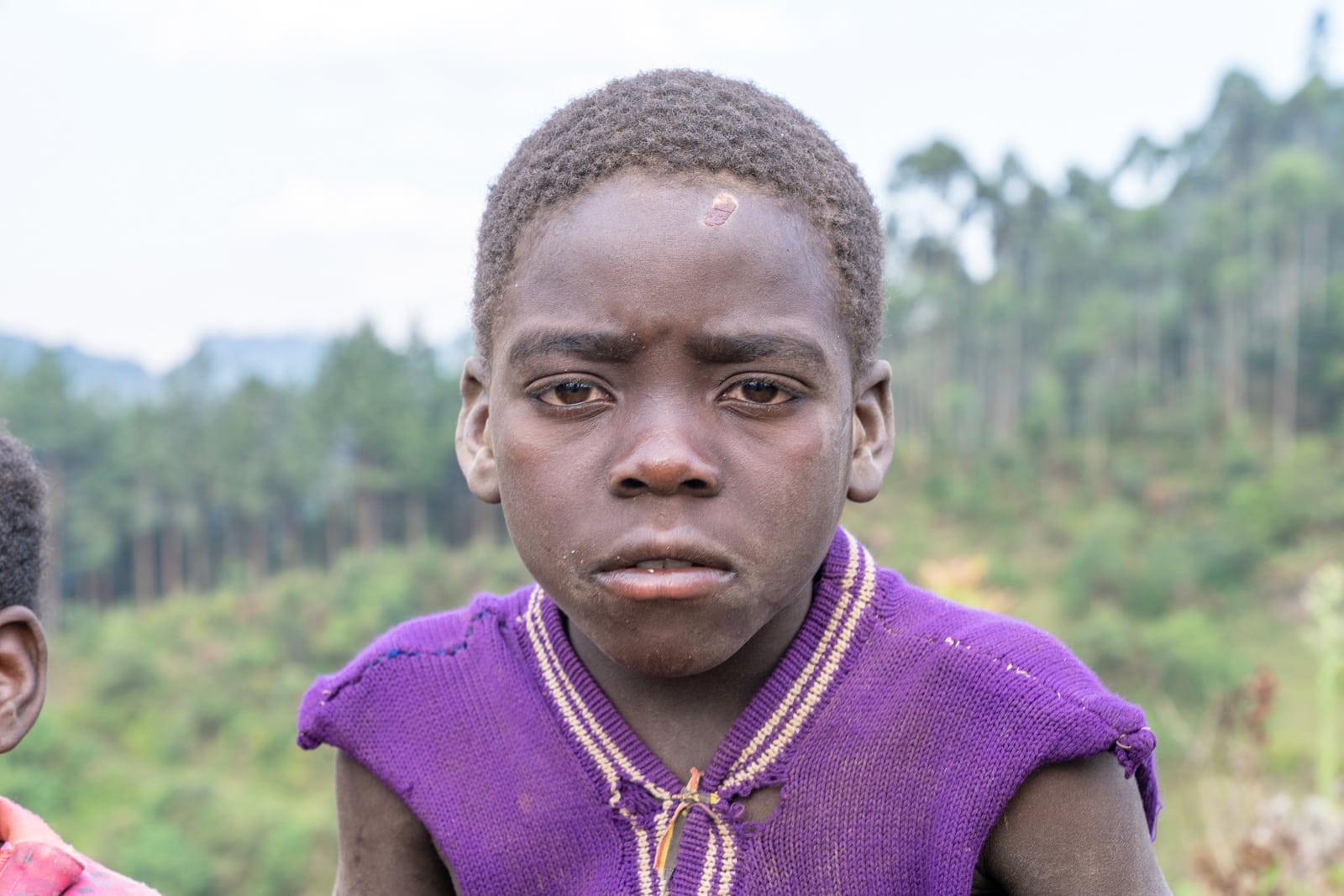 Portrait eines afrikanischen Jungen der traurig in die Kamera blickt