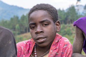 Portrait eines afrikanischen Jungen der tselbstbewusst in die Kamera blickt