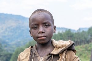 Portrait eines kleinen afrikanischen Jungen der in die Kamera blickt