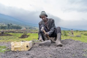 90-jähriger Afrikaner arbeitet im Steinbruch