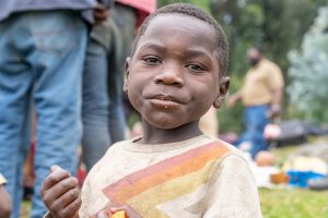 Portrait eines hungrigen afrikanischen Jungen