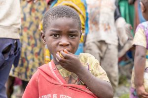 Portrait eines jungen, essenden afrikanische Mädchen