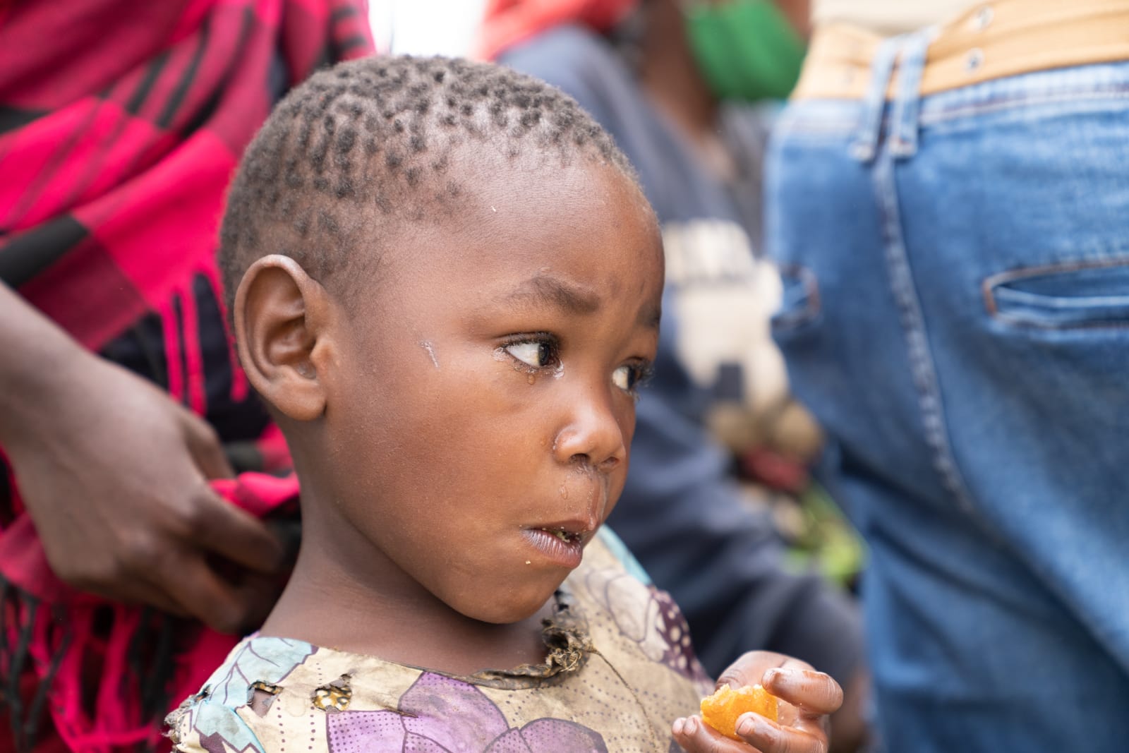 Portrait eines jungen afrikanischen Mädchen das doch noch etwas zu essen bekommen hat