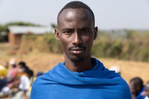 Stolzer Afrikanischer Besitzer von Watusi-Rinder mit bauen Umhang