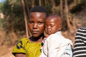junge afrikanische Mutter mit ihrem Baby