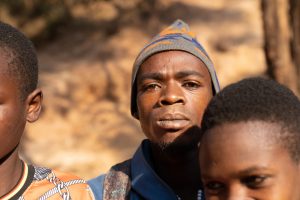 Portrait eines afrikanischen Jungen mit eindringlichem Blick