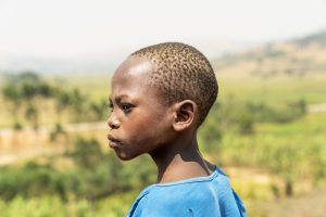 Seitliches Portrait eines afrikanischen Jungen