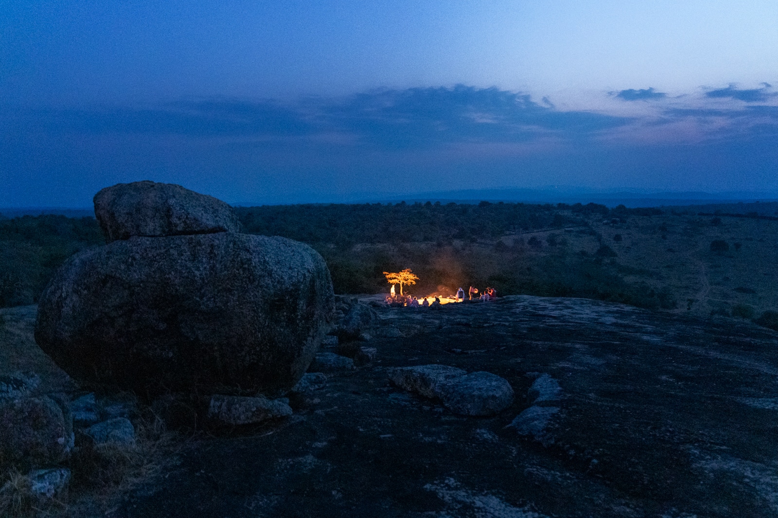 afrikanisches Feuer auf einem Monolithen