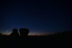 Afrikanischer Sternenhimmel mit Mond und Felsen