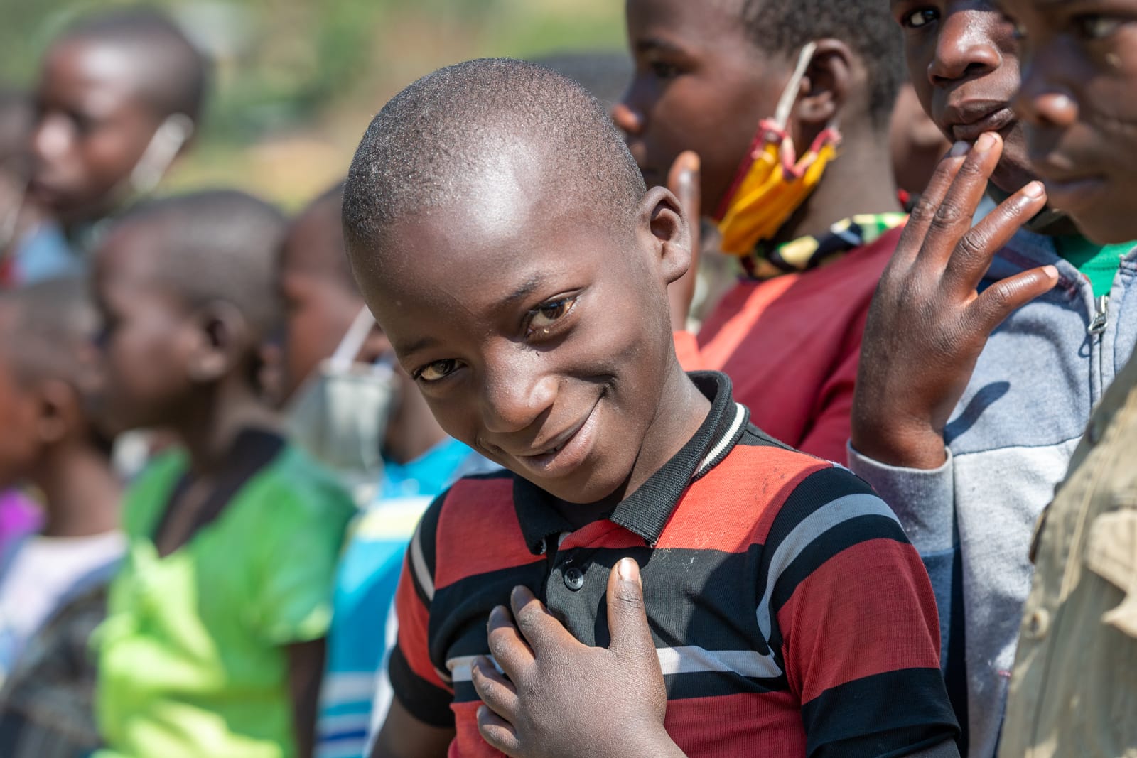 Portrait eines afrikanischen Jungen mit souveränen lächeln