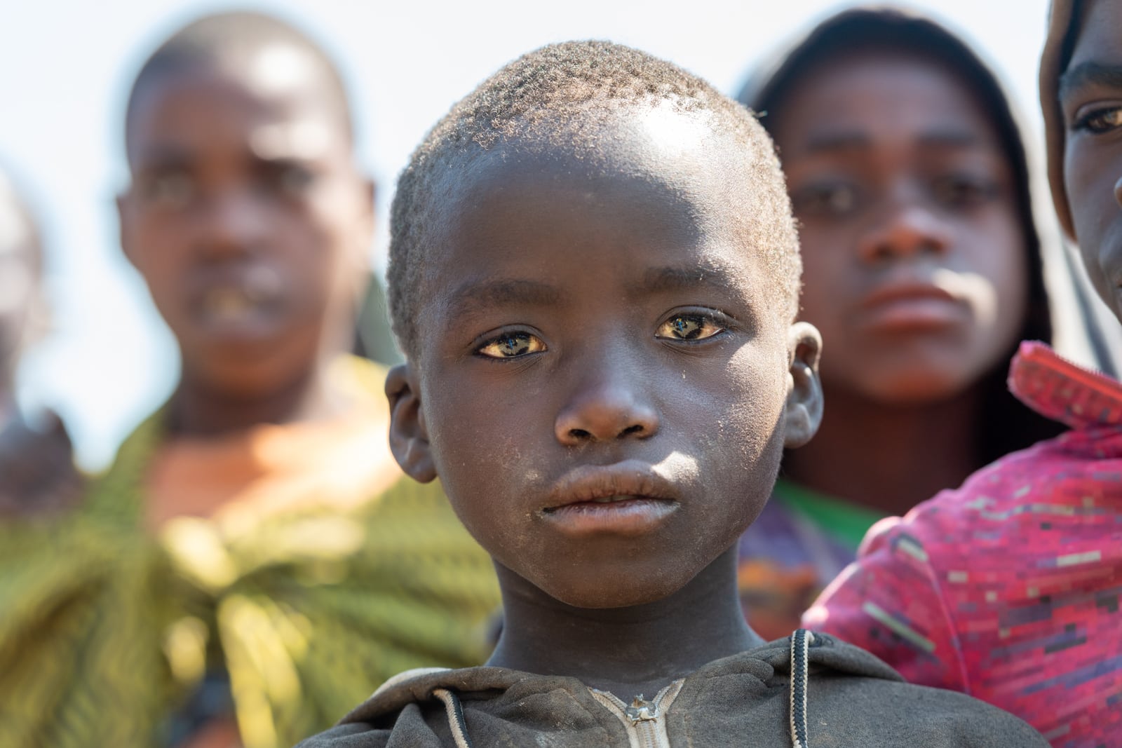 Portrait eines afrikanischen Jungen mit großen eindringlichen Augen