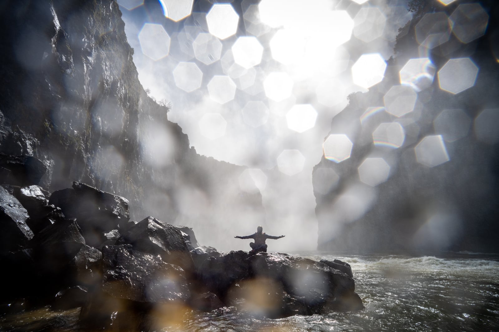Das Bild zeigt David Wared als empfangenden Geist in der tosenden Gischt der Victoria Falls